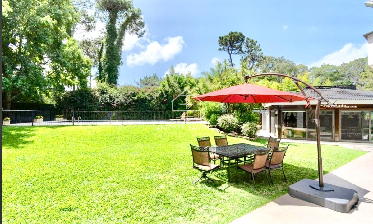 Casa ID.810 - Gran casa en Lugano, 4 Suites+ dep, amplio terreno, piscina climatizada, casas de caseros