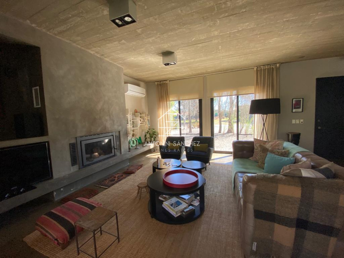 Casa ID.1461 - Casa estilo Moderno en Barrio Privado La Arbolada