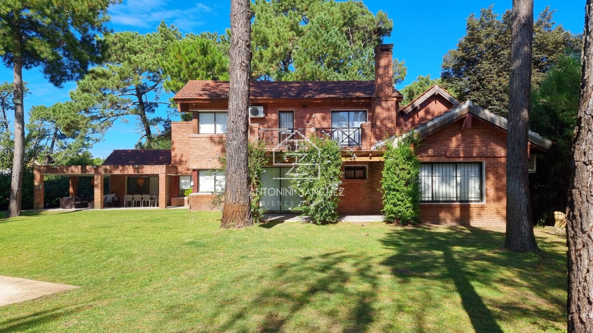Casa ID.809 - Gran casa en Cantegril, 8 dormitorios, calefaccion, piscina climatizada, barbacoa y amplio parque