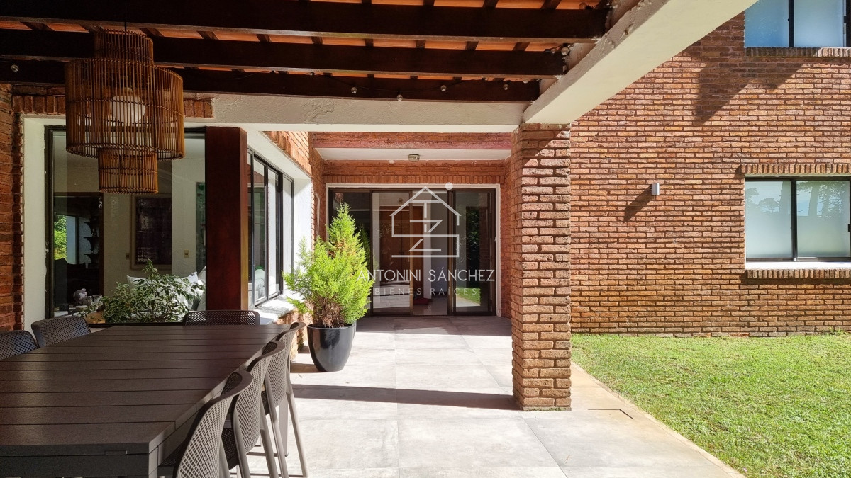 Casa ID.809 - Gran casa en Cantegril, 8 dormitorios, calefaccion, piscina climatizada, barbacoa y amplio parque