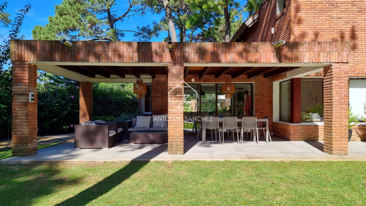 Casa ID.809 - Gran casa en Cantegril, 8 dormitorios, calefaccion, piscina climatizada, barbacoa y amplio parque