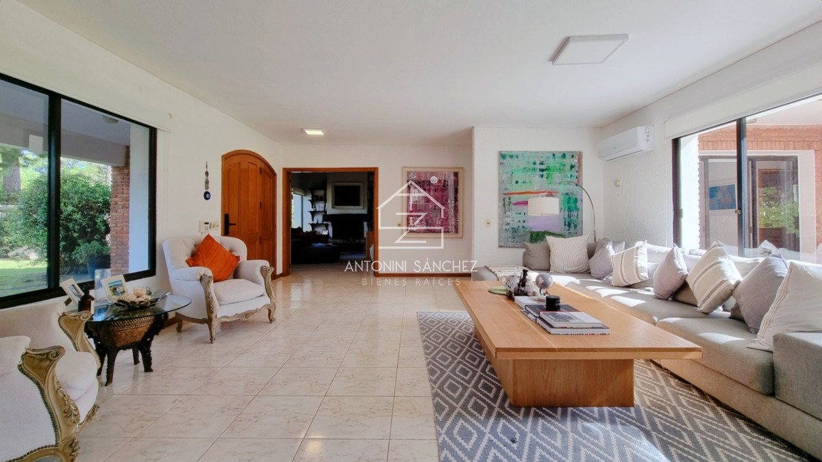 Casa ID.809 - Gran casa en Cantegril, 8 dormitorios, calefaccion, piscina climatizada, barbacoa y amplio parque