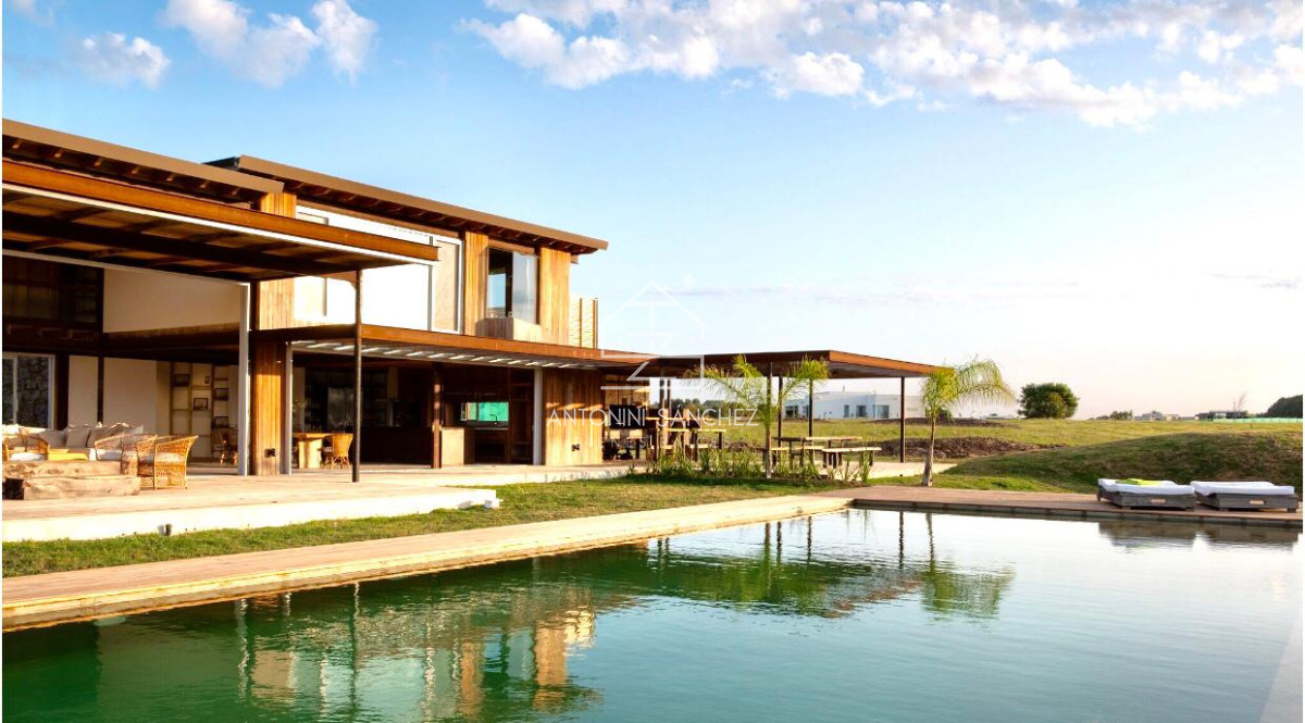 Casa ID.819 - Venta Casa 6 Dormitorios Pueblo Mio