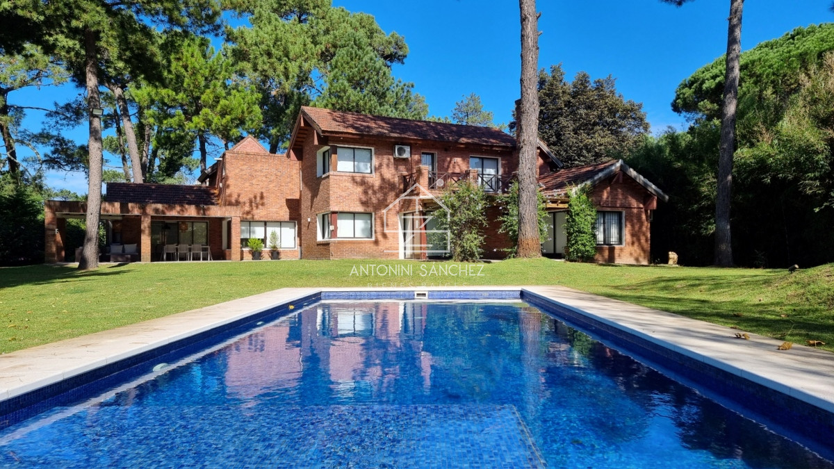 Casa ID.809 - Gran casa en Cantegril, 8 dormitorios, calefaccion, piscina climatizada, barbacoa y amplio parque