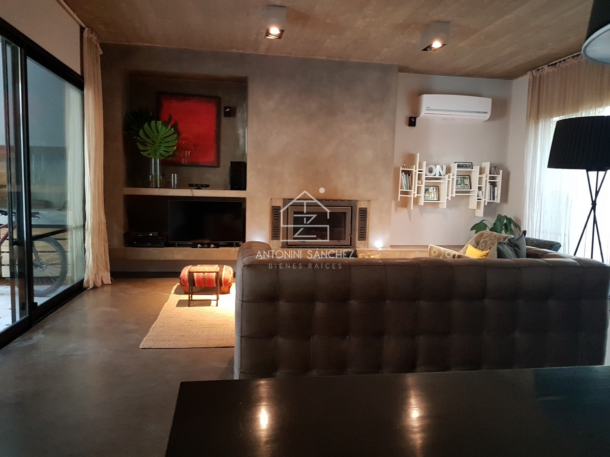Casa ID.1461 - Casa estilo Moderno en Barrio Privado La Arbolada
