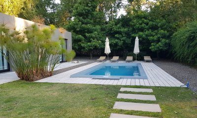 Casa estilo Moderno en Barrio Privado La Arbolada