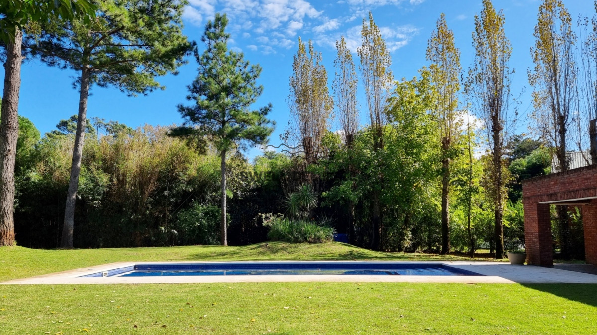 Casa ID.20 - Gran casa en Cantegril, 8 dormitorios, calefaccion, piscina climatizada, barbacoa y amplio parque