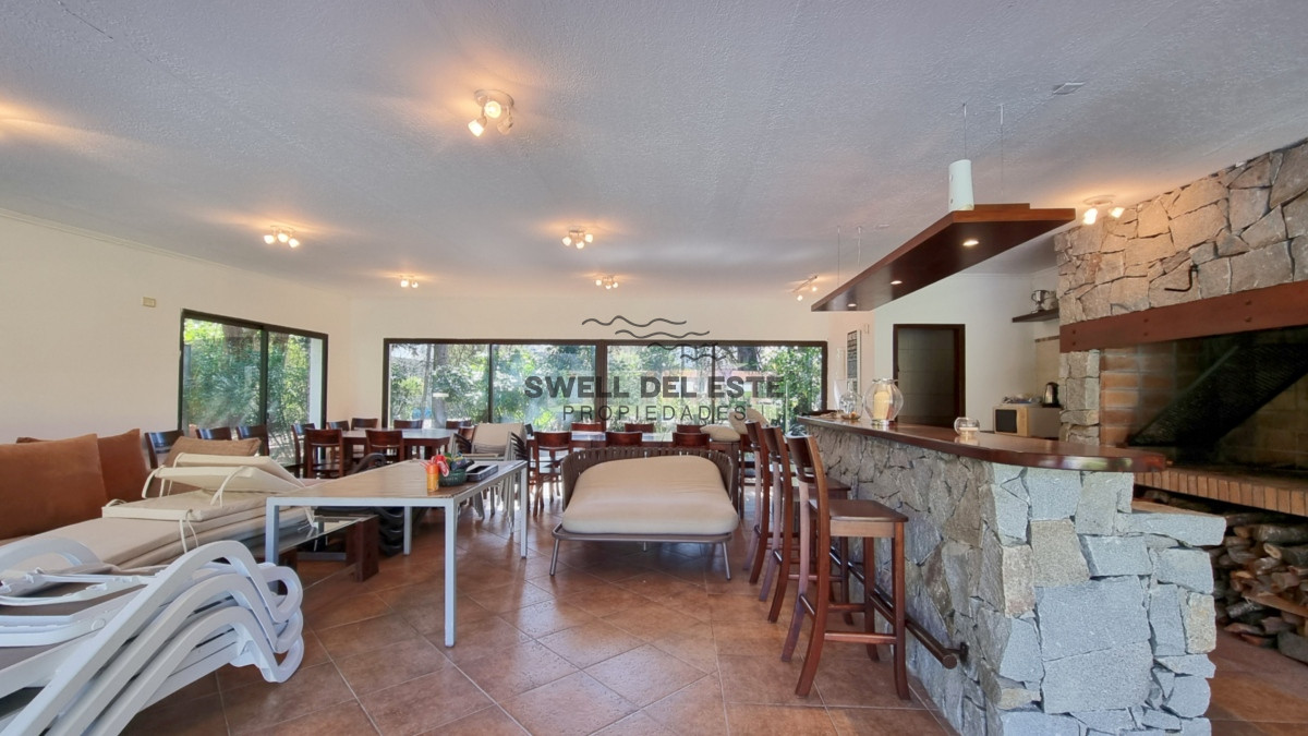 Casa ID.20 - Gran casa en Cantegril, 8 dormitorios, calefaccion, piscina climatizada, barbacoa y amplio parque