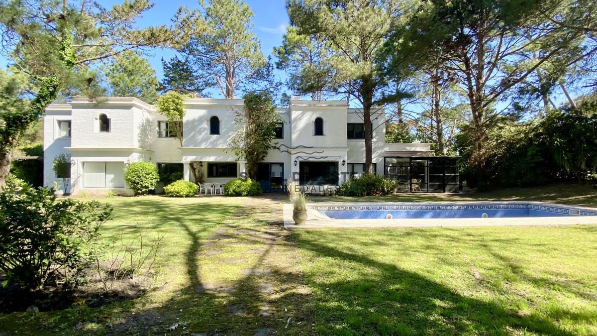 Casa ID.16 - Espectacular Casa 5 suites + Casa de Huéspedes y Piscina en Rincón del Indio - Punta del Este