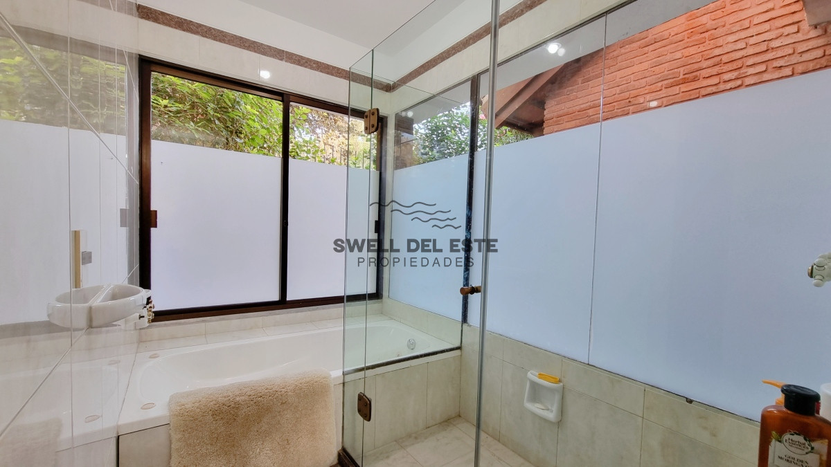 Casa ID.20 - Gran casa en Cantegril, 8 dormitorios, calefaccion, piscina climatizada, barbacoa y amplio parque