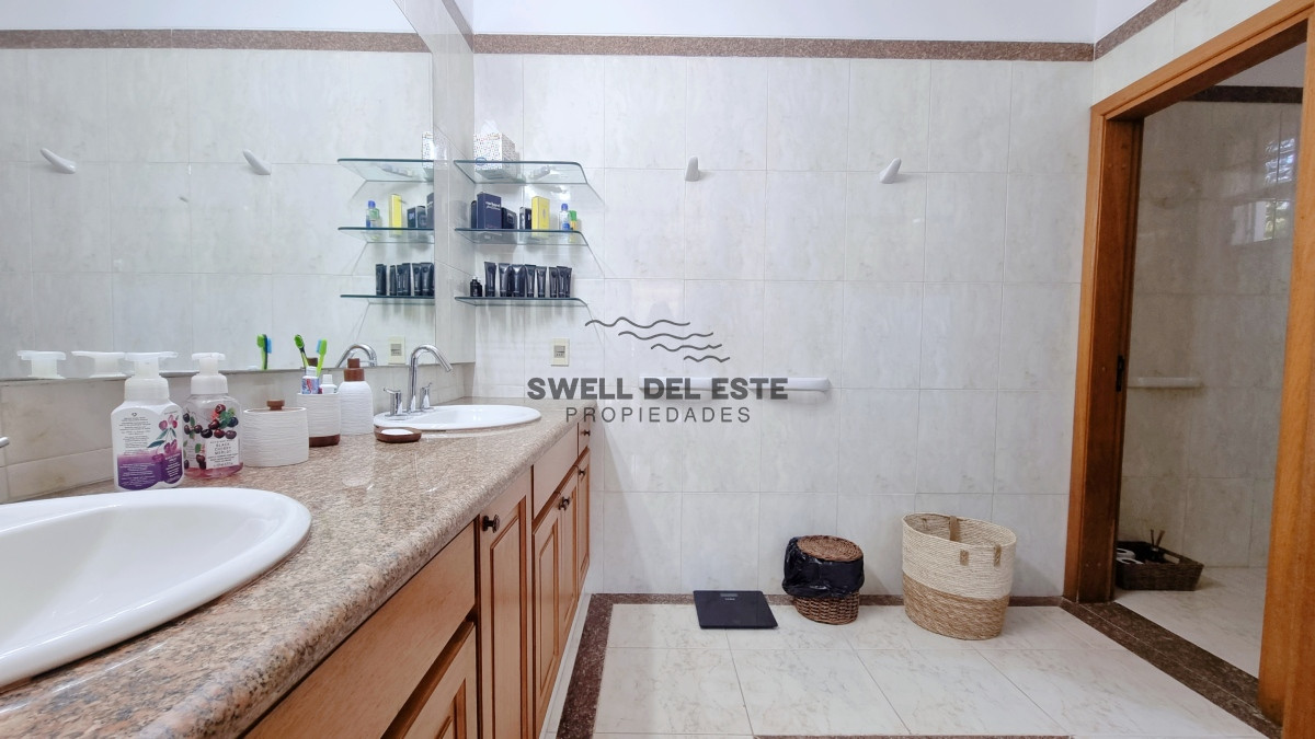 Casa ID.20 - Gran casa en Cantegril, 8 dormitorios, calefaccion, piscina climatizada, barbacoa y amplio parque