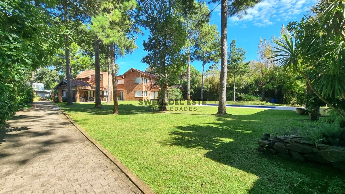 Casa ID.20 - Gran casa en Cantegril, 8 dormitorios, calefaccion, piscina climatizada, barbacoa y amplio parque