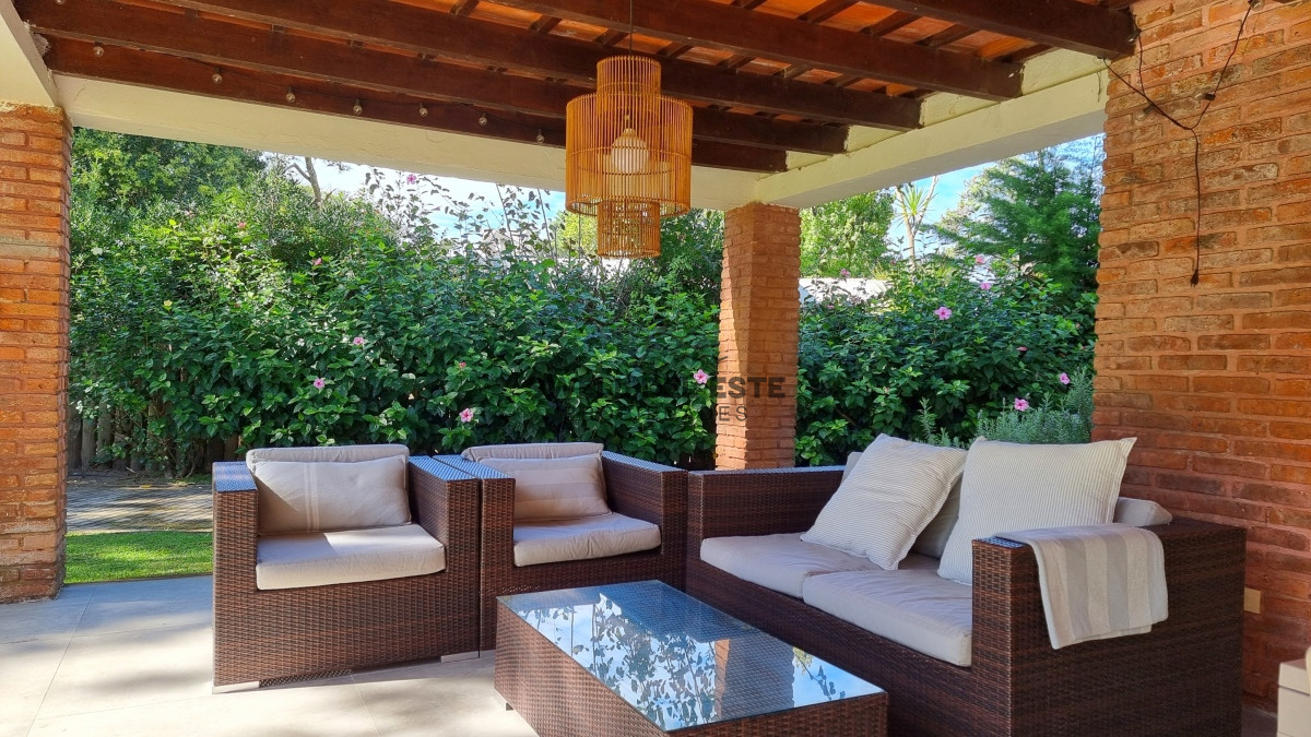 Casa ID.20 - Gran casa en Cantegril, 8 dormitorios, calefaccion, piscina climatizada, barbacoa y amplio parque