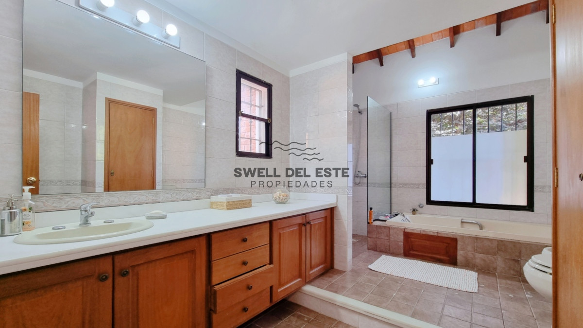Casa ID.20 - Gran casa en Cantegril, 8 dormitorios, calefaccion, piscina climatizada, barbacoa y amplio parque