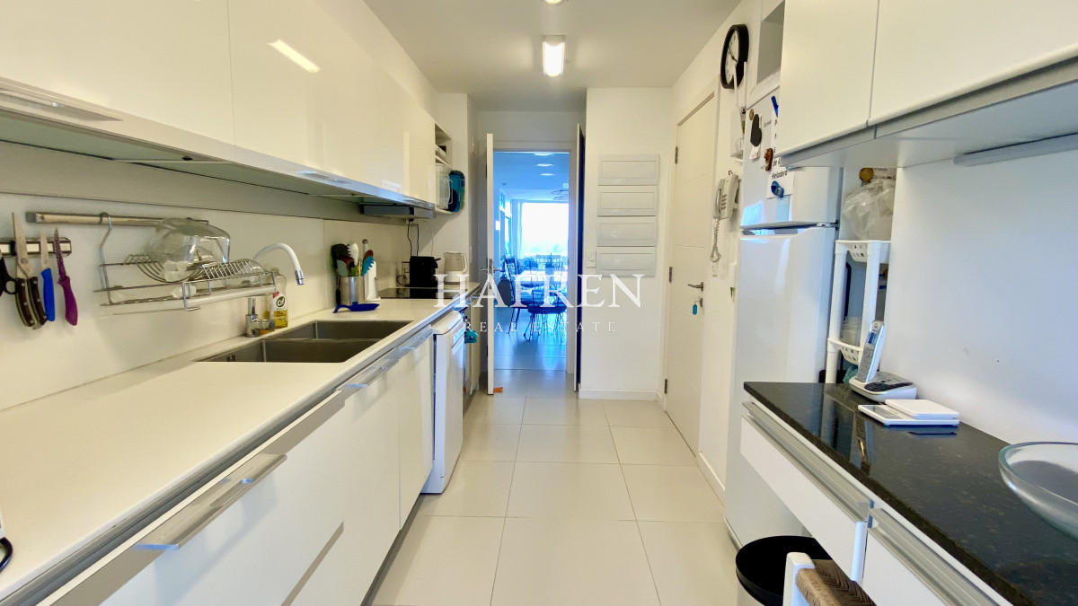 Apartamento ID.39 - Espectacular apartamento frente al mar en playa mansa 2 Dormitorios 3 Baños 2 Suites 