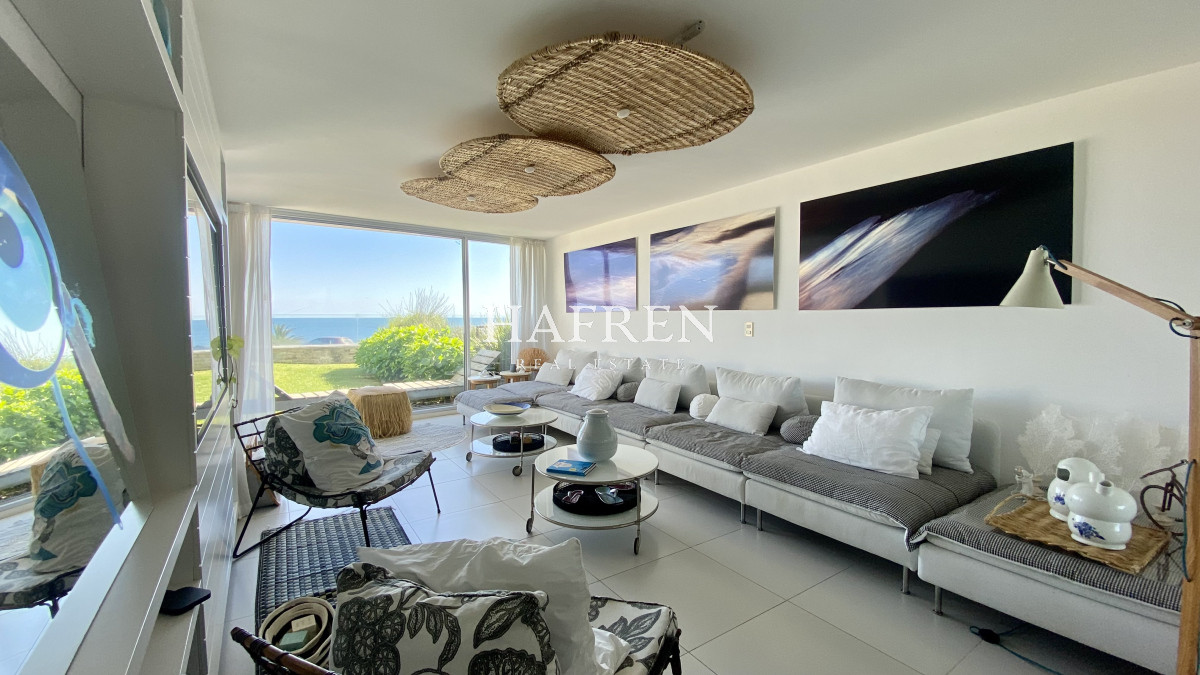 Apartamento ID.39 - Espectacular apartamento frente al mar en playa mansa 2 Dormitorios 3 Baños 2 Suites 