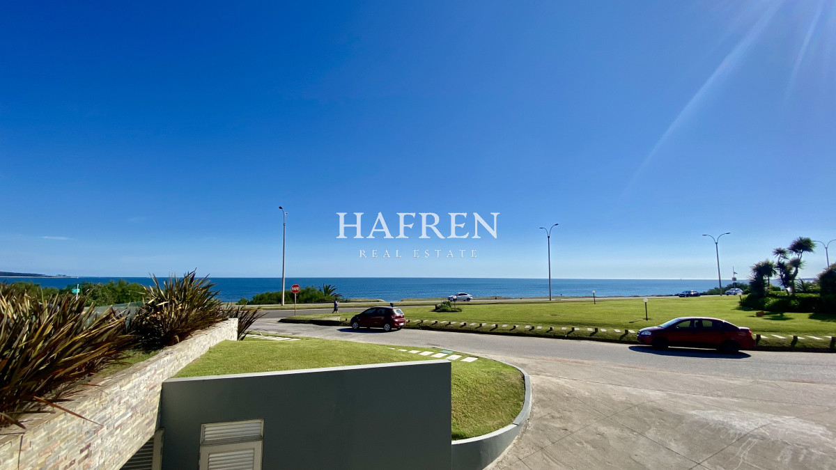 Apartamento ID.39 - Espectacular apartamento frente al mar en playa mansa 2 Dormitorios 3 Baños 2 Suites 