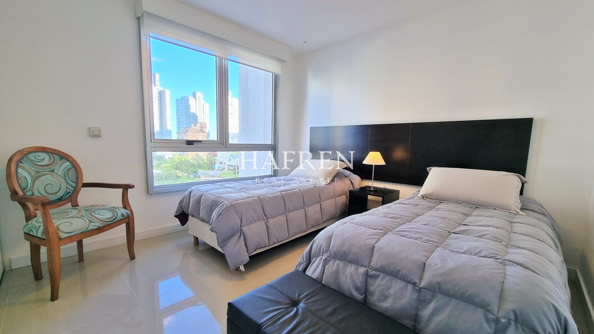 Apartamento ID.40 - Apartamento en Forest Tower II, piso bajo, 3 dormitorios, 2 baños, garage.