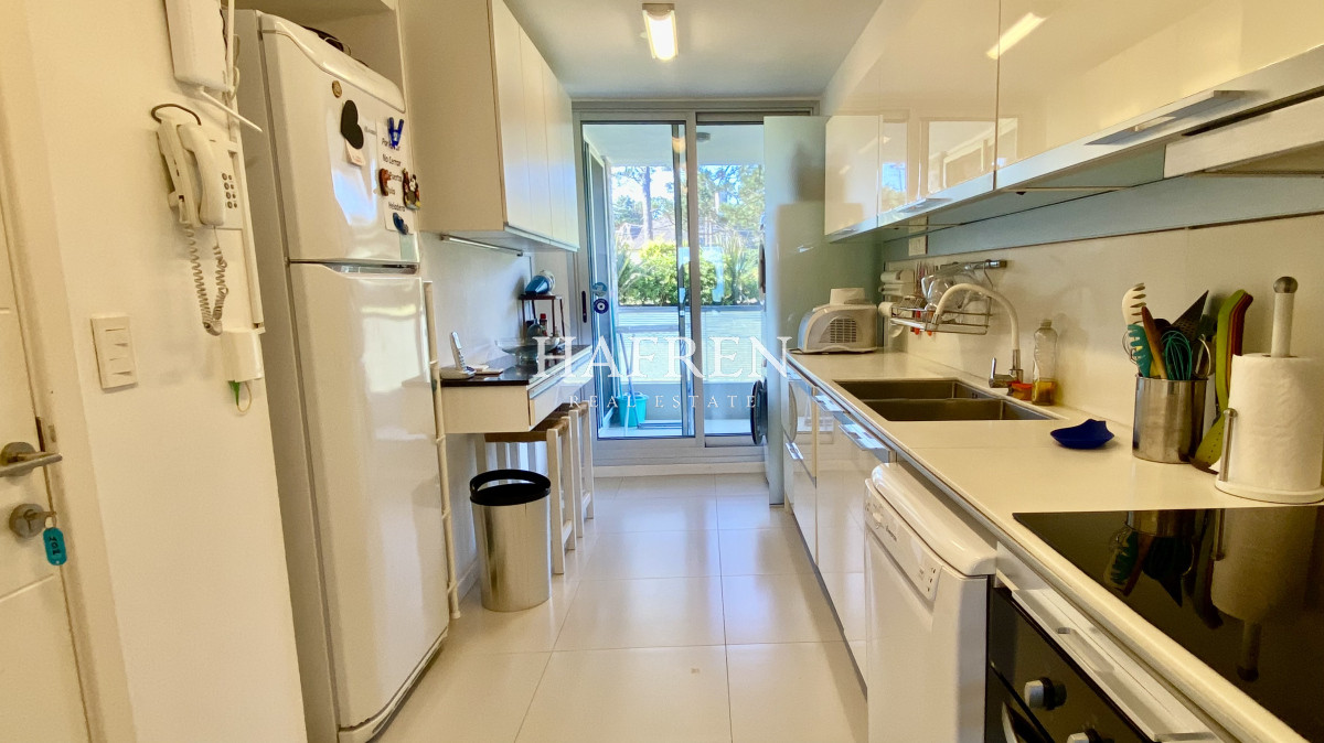 Apartamento ID.39 - Espectacular apartamento frente al mar en playa mansa 2 Dormitorios 3 Baños 2 Suites 