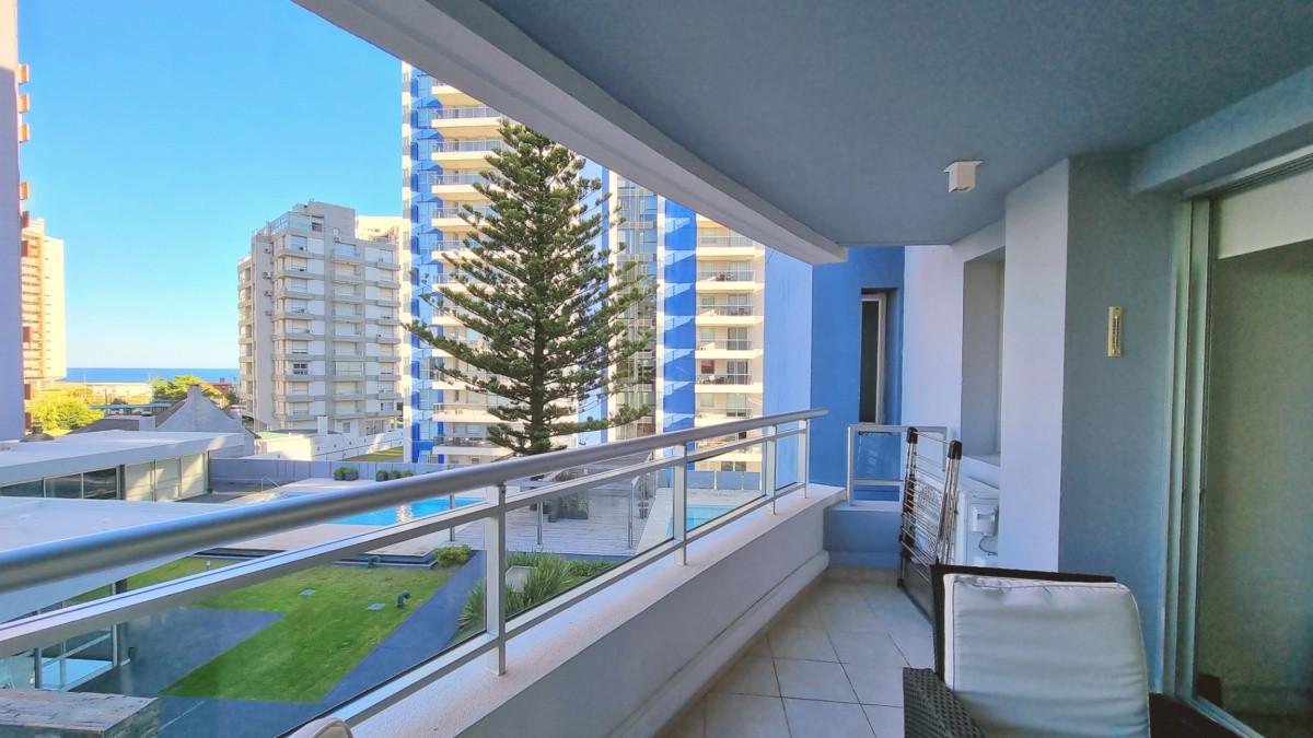 Apartamento en Forest Tower II, piso bajo, 3 dormitorios, 2 baños, garage.