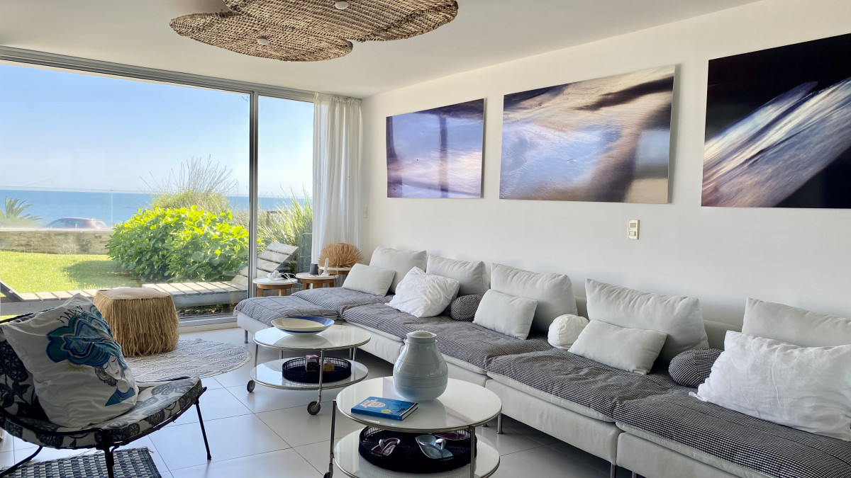 Espectacular apartamento frente al mar en playa mansa 2 Dormitorios 3 Baños 2 Suites 