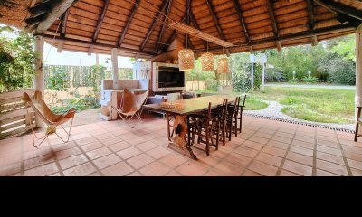 Casa en Pinares, 659 m terreno, 4 dormitorios, piscina y parrillero