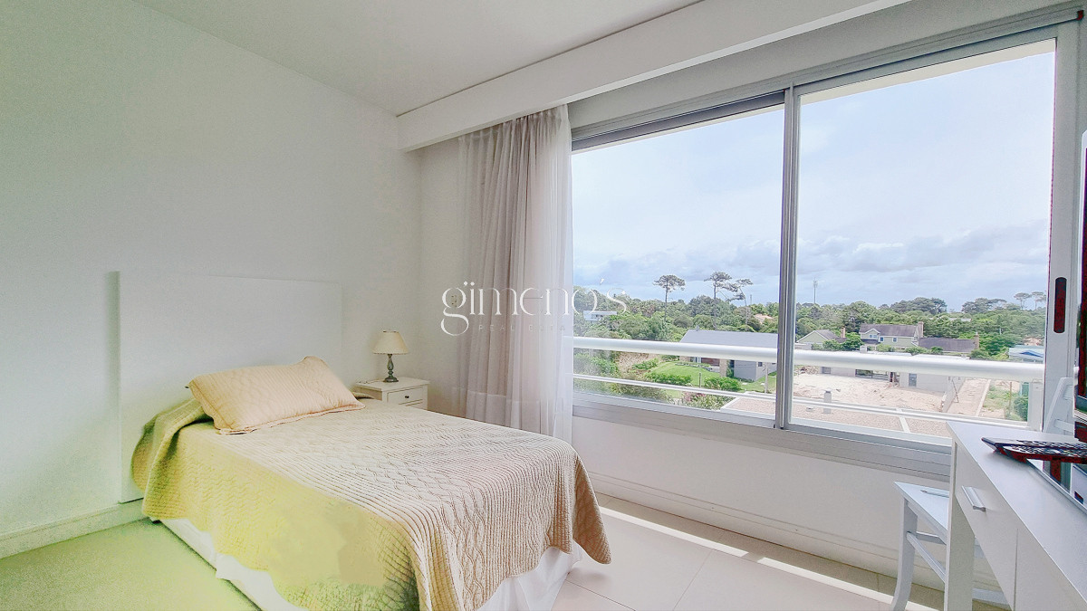 Apartamento ID.558 - Apartamento esquinero en primera linea de la Playa Brava, 4 Suites, calefaccion, garages. Punta del Este 