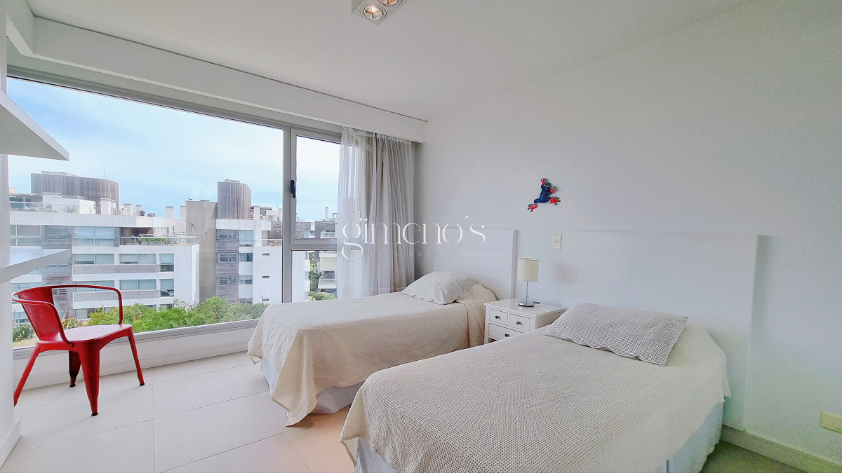 Apartamento ID.558 - Apartamento esquinero en primera linea de la Playa Brava, 4 Suites, calefaccion, garages. Punta del Este 