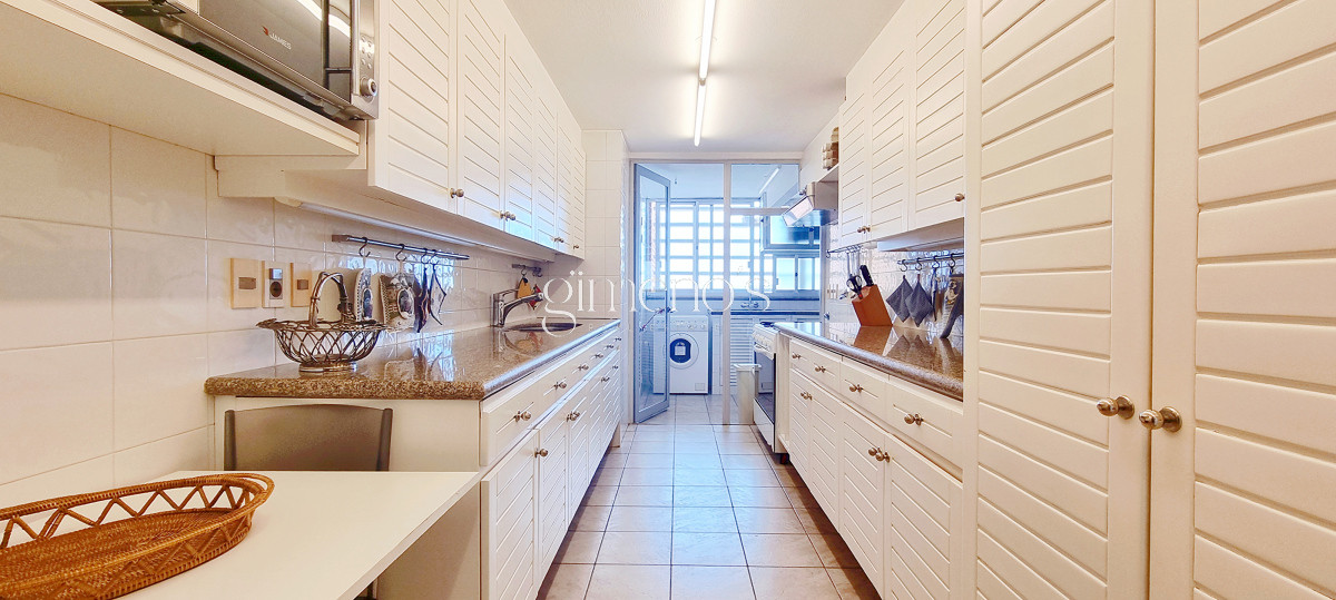 Apartamento ID.134 - Excepcional Semipiso en Golden Gate, piso alto, 3 suites+dependencia, calefaccion