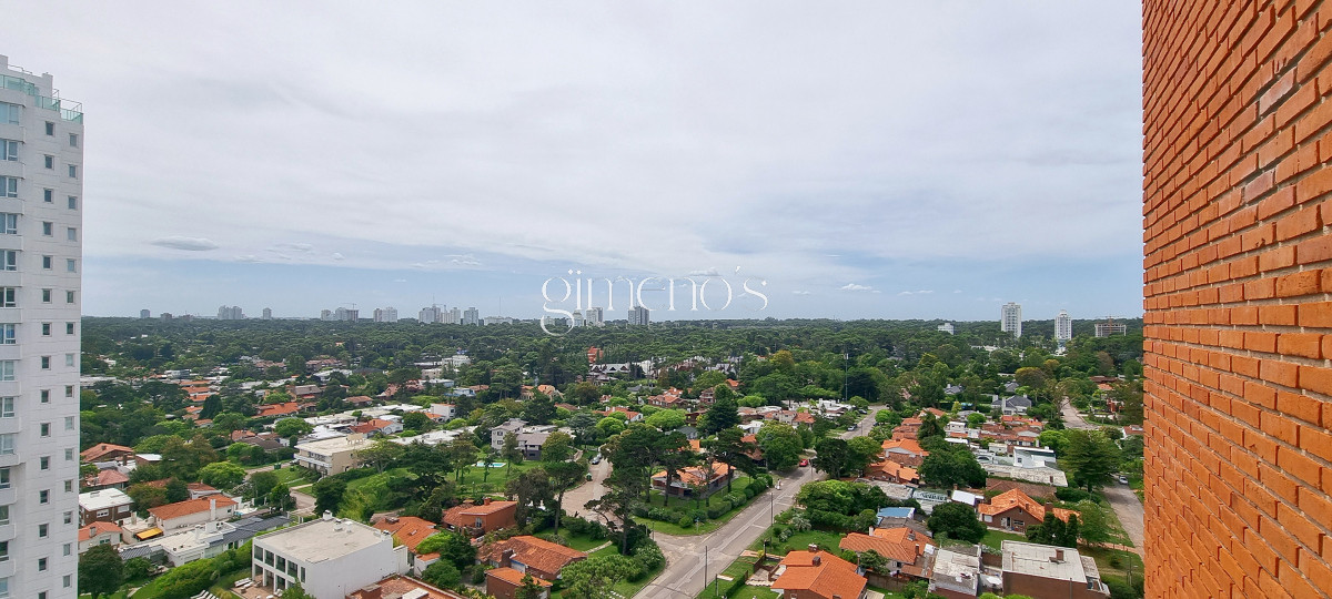 Apartamento ID.134 - Excepcional Semipiso en Golden Gate, piso alto, 3 suites+dependencia, calefaccion