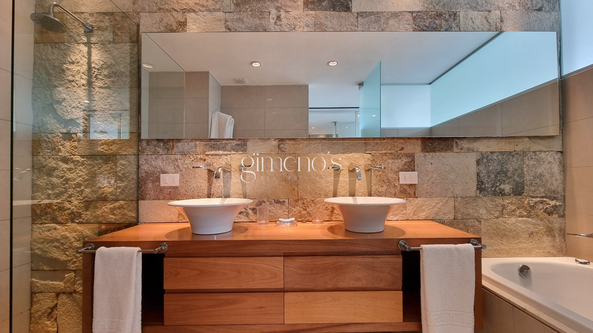 Apartamento ID.558 - Apartamento esquinero en primera linea de la Playa Brava, 4 Suites, calefaccion, garages. Punta del Este 