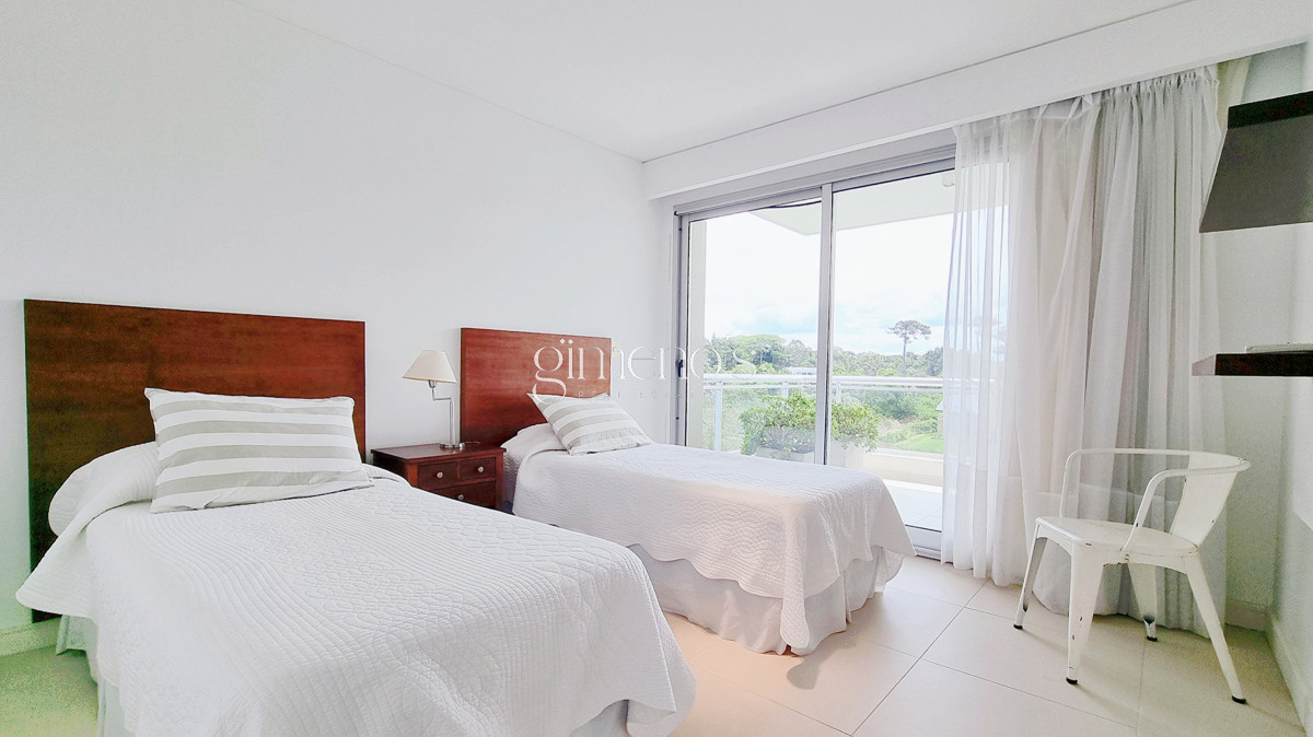 Apartamento ID.558 - Apartamento esquinero en primera linea de la Playa Brava, 4 Suites, calefaccion, garages. Punta del Este 