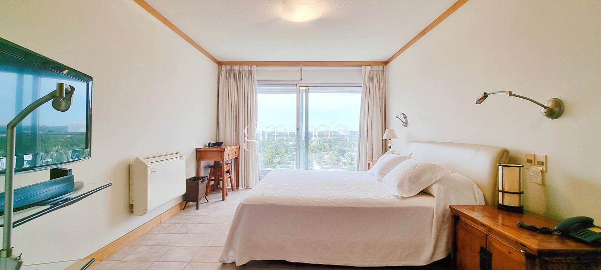 Apartamento ID.134 - Excepcional Semipiso en Golden Gate, piso alto, 3 suites+dependencia, calefaccion