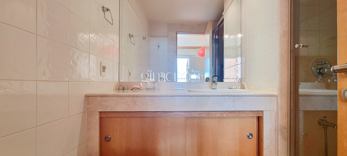 Apartamento ID.134 - Excepcional Semipiso en Golden Gate, piso alto, 3 suites+dependencia, calefaccion