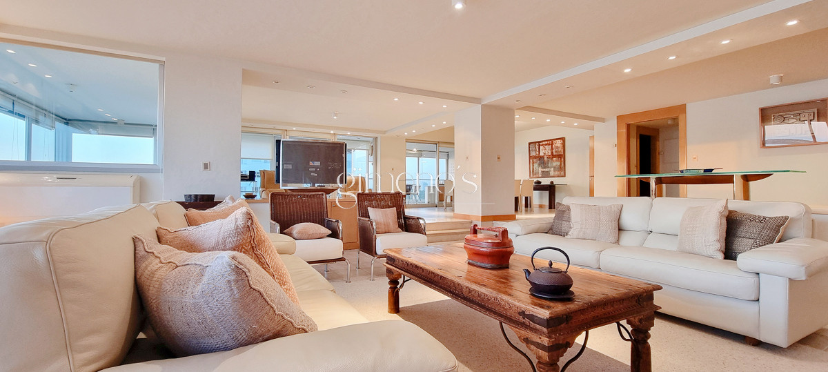 Apartamento ID.134 - Excepcional Semipiso en Golden Gate, piso alto, 3 suites+dependencia, calefaccion