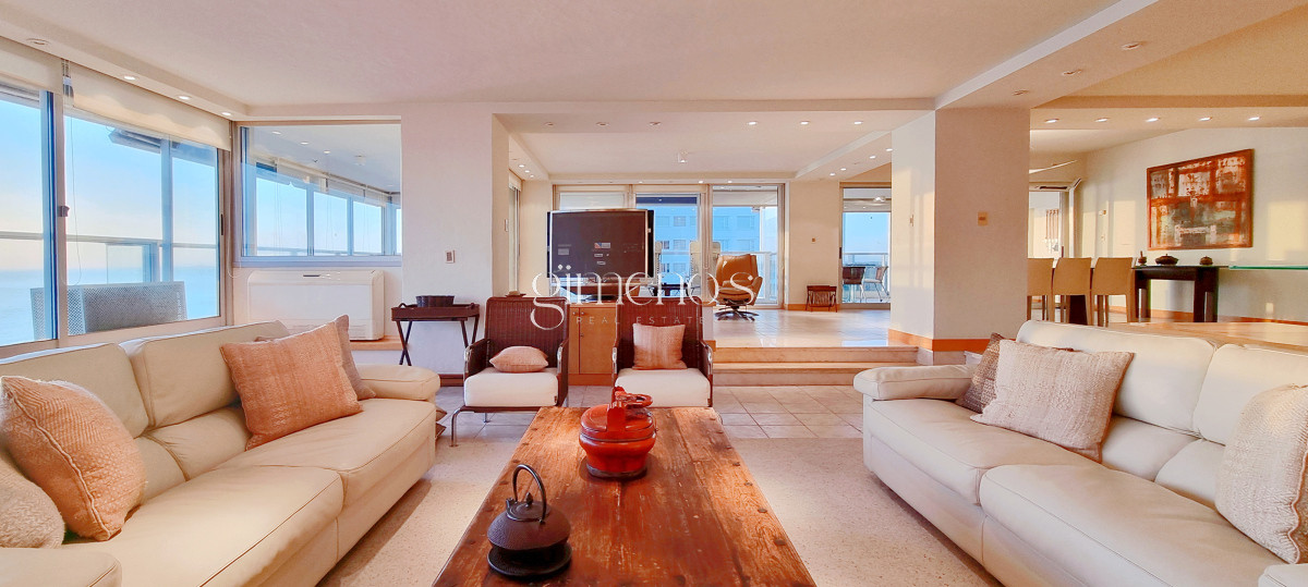 Apartamento ID.134 - Excepcional Semipiso en Golden Gate, piso alto, 3 suites+dependencia, calefaccion