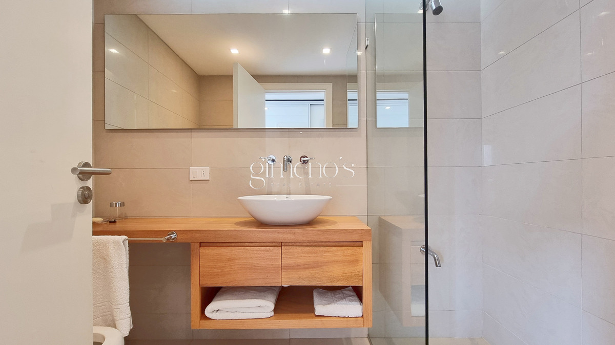 Apartamento ID.558 - Apartamento esquinero en primera linea de la Playa Brava, 4 Suites, calefaccion, garages. Punta del Este 