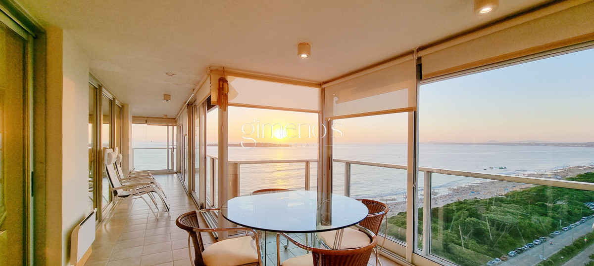 Apartamento ID.134 - Excepcional Semipiso en Golden Gate, piso alto, 3 suites+dependencia, calefaccion