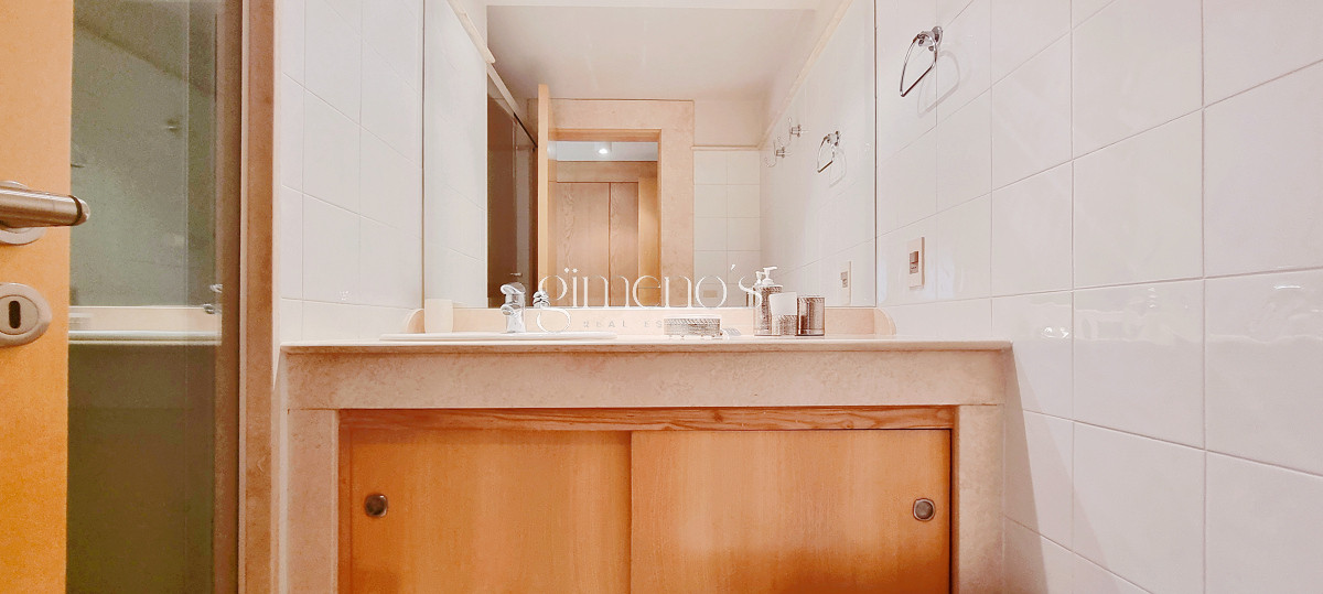 Apartamento ID.134 - Excepcional Semipiso en Golden Gate, piso alto, 3 suites+dependencia, calefaccion