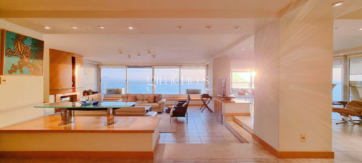 Apartamento ID.134 - Excepcional Semipiso en Golden Gate, piso alto, 3 suites+dependencia, calefaccion