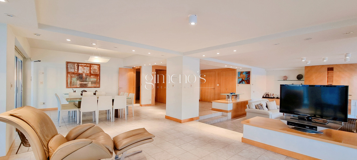 Apartamento ID.134 - Excepcional Semipiso en Golden Gate, piso alto, 3 suites+dependencia, calefaccion