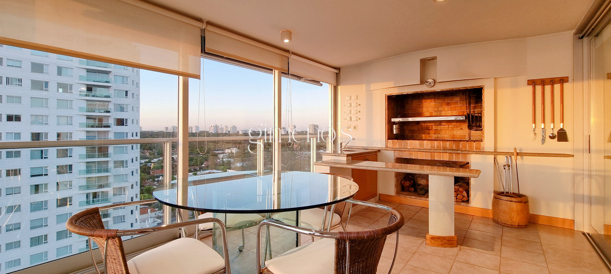 Apartamento ID.134 - Excepcional Semipiso en Golden Gate, piso alto, 3 suites+dependencia, calefaccion