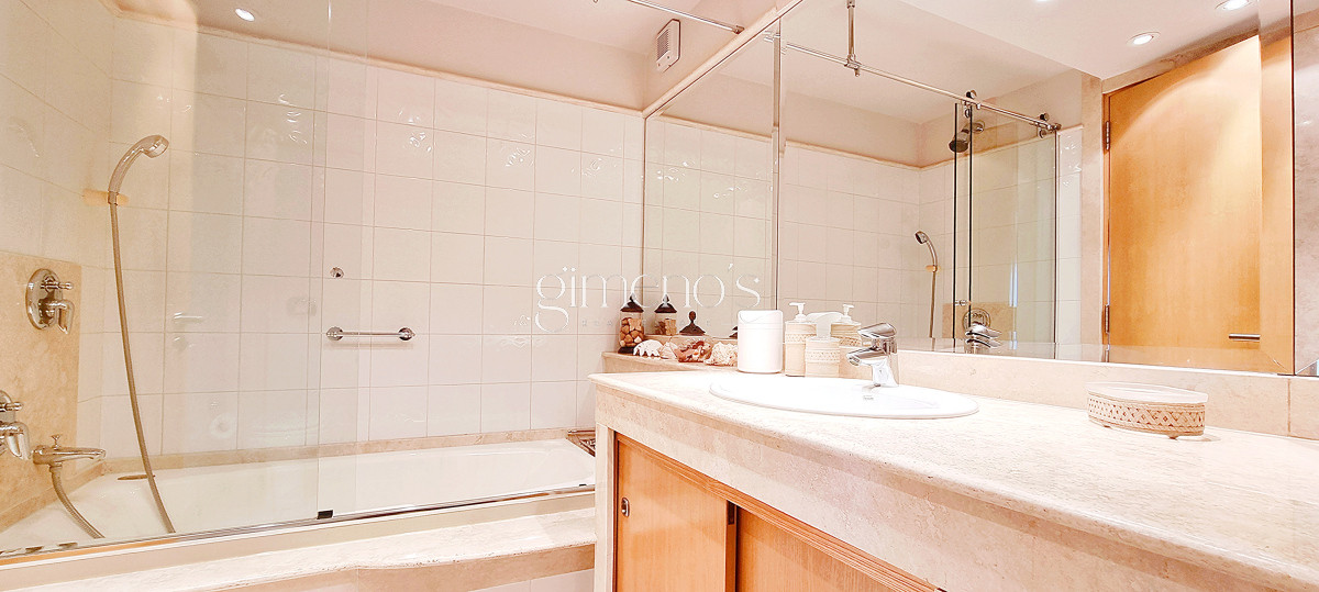 Apartamento ID.134 - Excepcional Semipiso en Golden Gate, piso alto, 3 suites+dependencia, calefaccion