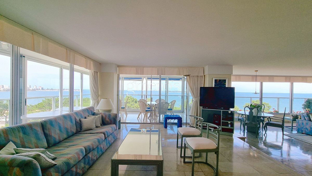 Apartamento ID.137 - Semipiso con extraordinaria vista al Mar, 3 suites + dep, garage 3 autos, bauleras