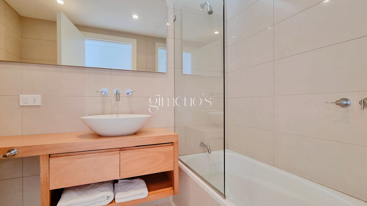 Apartamento ID.558 - Apartamento esquinero en primera linea de la Playa Brava, 4 Suites, calefaccion, garages. Punta del Este 