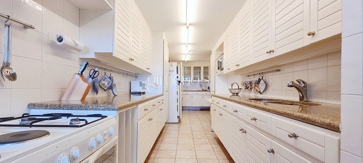 Apartamento ID.134 - Excepcional Semipiso en Golden Gate, piso alto, 3 suites+dependencia, calefaccion
