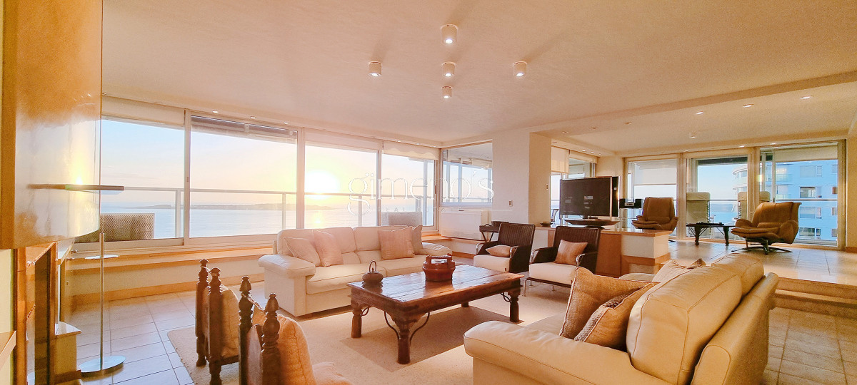Apartamento ID.134 - Excepcional Semipiso en Golden Gate, piso alto, 3 suites+dependencia, calefaccion