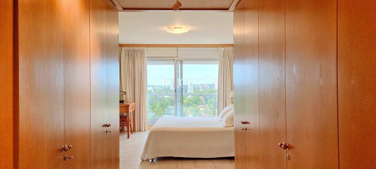 Apartamento ID.134 - Excepcional Semipiso en Golden Gate, piso alto, 3 suites+dependencia, calefaccion