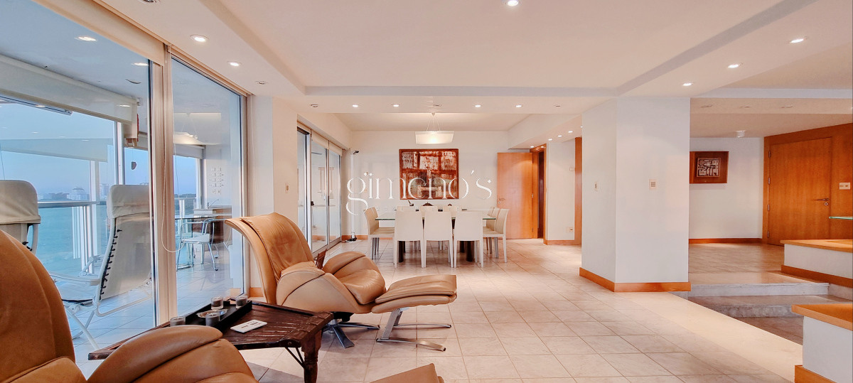 Apartamento ID.134 - Excepcional Semipiso en Golden Gate, piso alto, 3 suites+dependencia, calefaccion