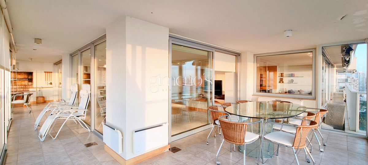 Apartamento ID.134 - Excepcional Semipiso en Golden Gate, piso alto, 3 suites+dependencia, calefaccion